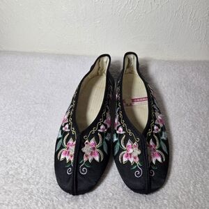 Black Floral Embroidered Women’s Flats